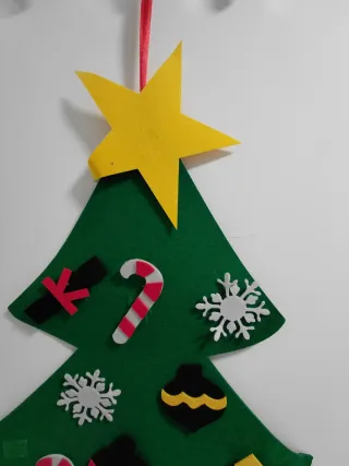 Árbol de fieltro decorativo