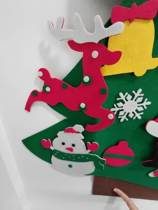 Árbol de fieltro decorativo