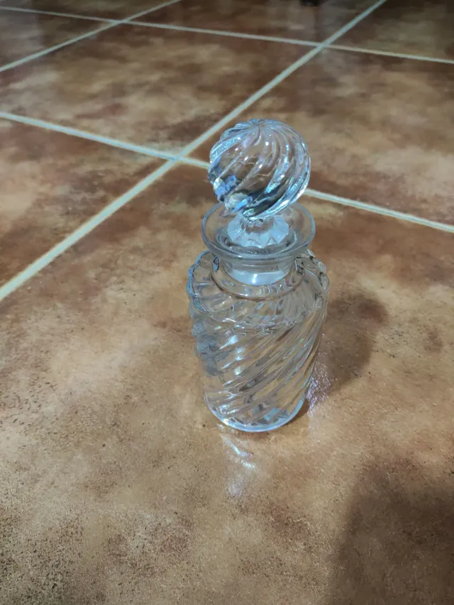 Flacone di vetro intagliato con tappo