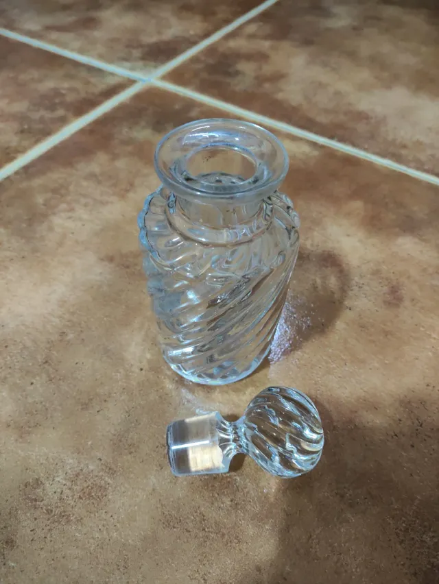 Flacone di vetro intagliato con tappo