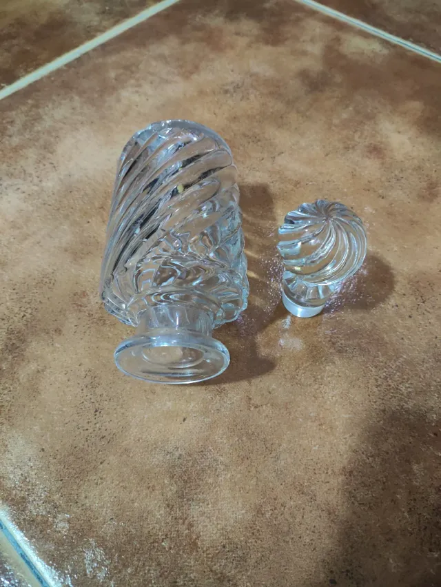 Flacone di vetro intagliato con tappo