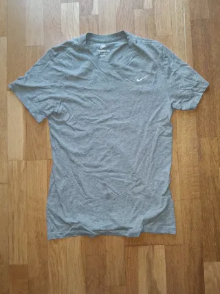 Camiseta Nike Gris