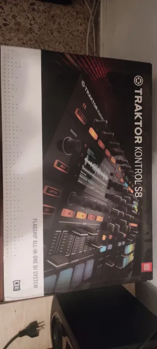 Controladora Traktor S8