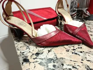 Zapatos de tacón y bolso burdeos igual