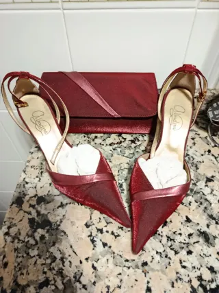 Zapatos de tacón y bolso burdeos igual