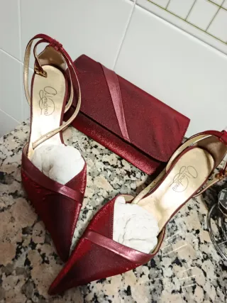 Zapatos de tacón y bolso burdeos igual