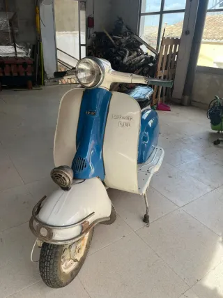 Moto Clásica Azul y Blanca Lambreta 150