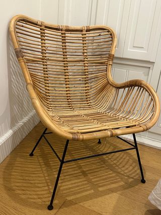 Poltrona in vimini con gambe nere