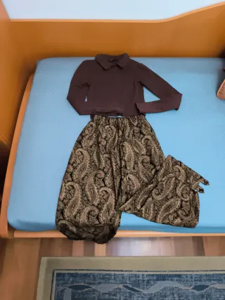 Conjunto marrón y multicolor