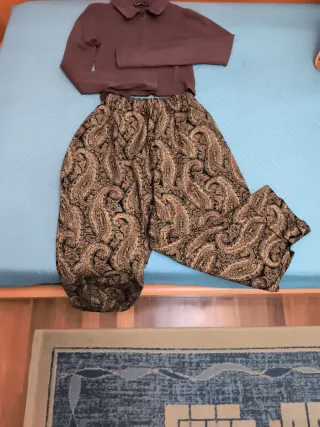 Conjunto marrón y multicolor