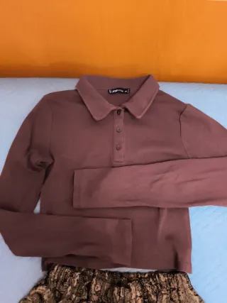 Conjunto marrón y multicolor