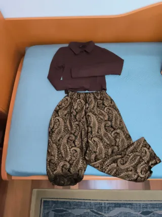 Conjunto marrón y multicolor