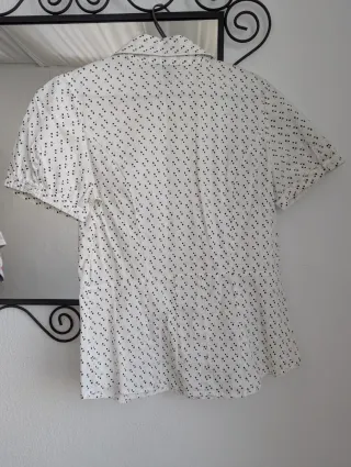 Camisa H&M blanca con corazones negros Talla M