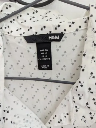 Camisa H&M blanca con corazones negros Talla M