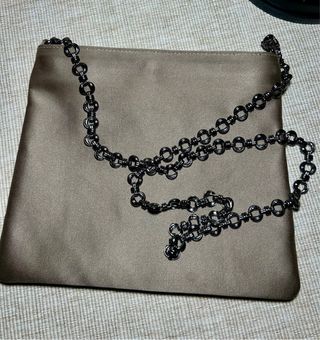 Bolso Magrit raso y cadena color  topo fiesta