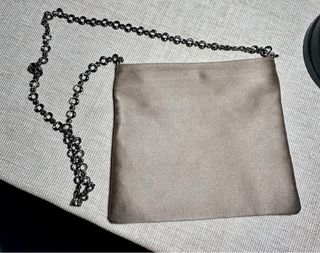 Bolso Magrit raso y cadena color  topo fiesta