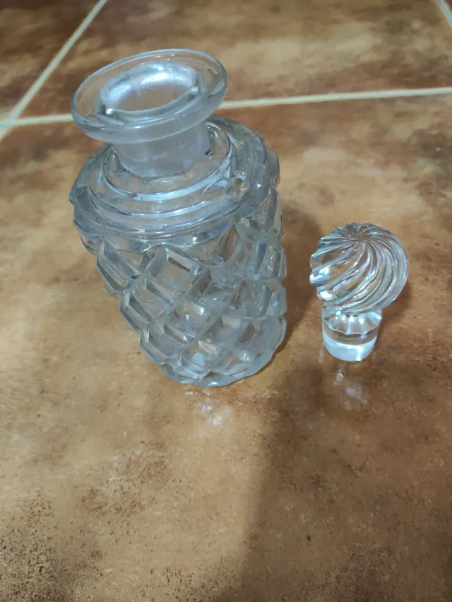 Flacone vintage in cristallo intagliato con tappo