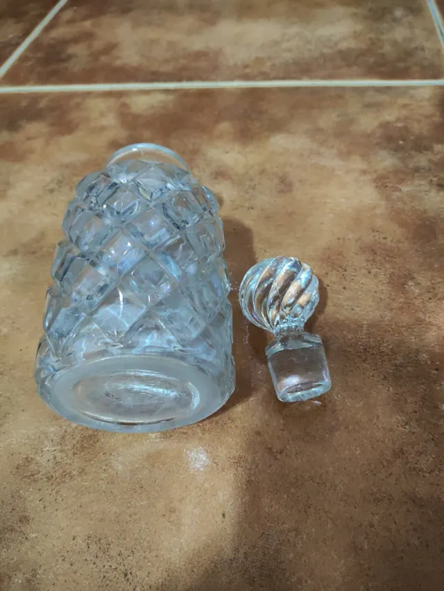 Flacone vintage in cristallo intagliato con tappo