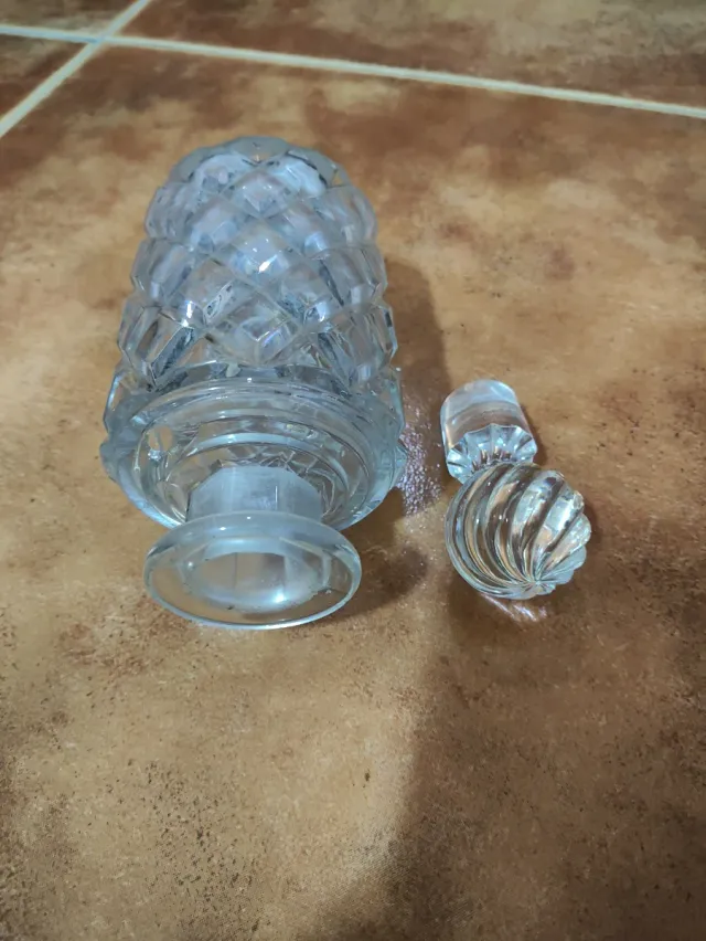 Flacone vintage in cristallo intagliato con tappo