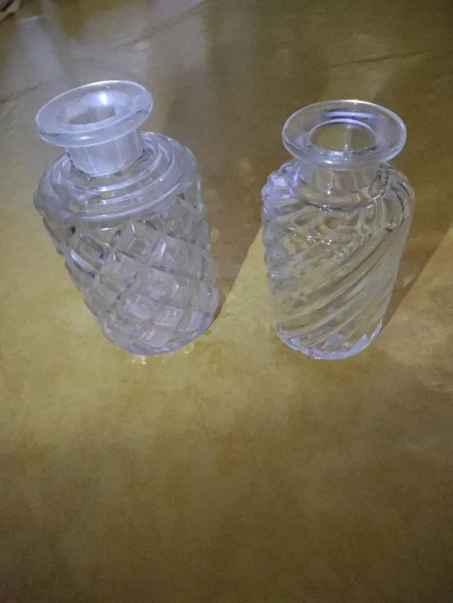 Lote exclusivo de frascos vintage de vidro esculpido