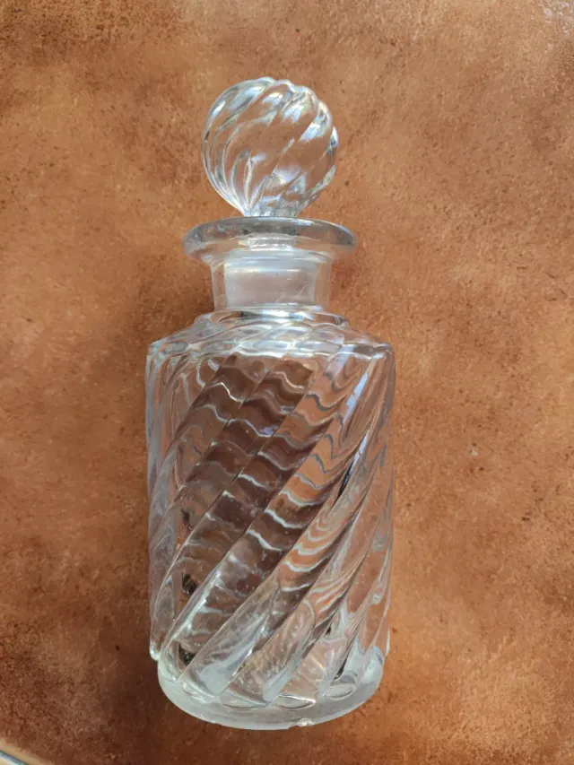 Lote exclusivo de frascos vintage de vidro esculpido