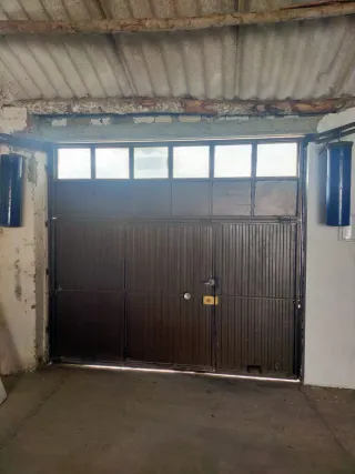 Puerta trasera metálica