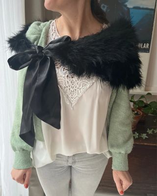 Estola de plumitas negra con lazo