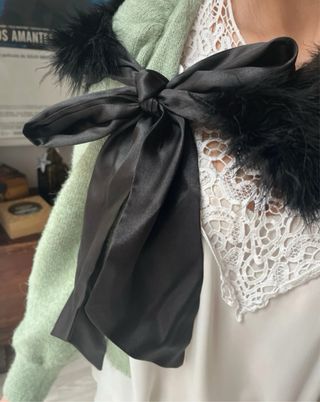 Estola de plumitas negra con lazo