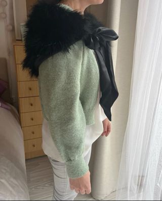 Estola de plumitas negra con lazo