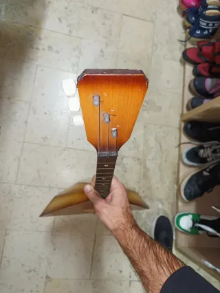 Balalaika Mosca-80 con decorazioni rosse