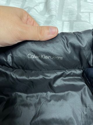 Cazadora acolchada azul Calvin Klein reversible