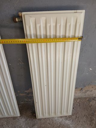 Radiador de agua blanco metálico