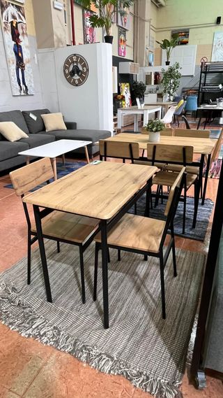 Mesa de comedor de madera y metal