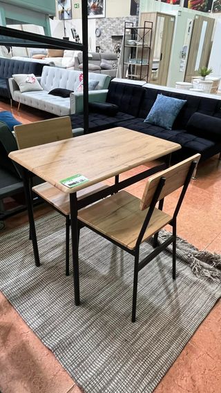Mesa de comedor de madera y metal
