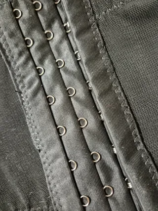 Corsé negro malla transparente Commense