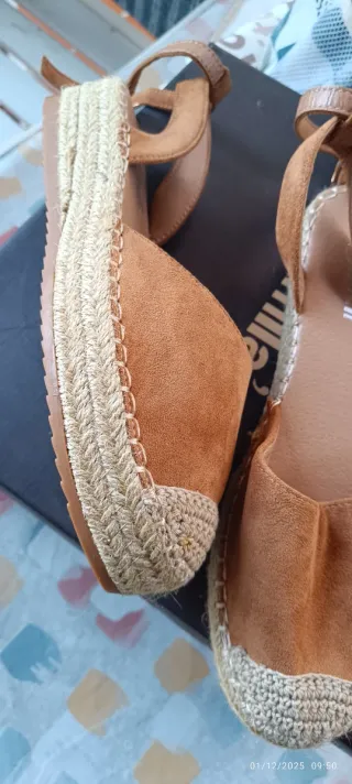 Alpargatas nuevas beige y marrón
