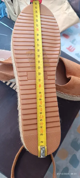 Alpargatas nuevas beige y marrón