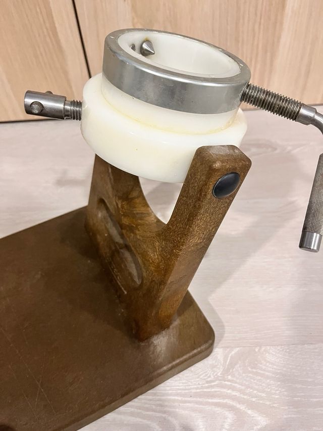 Jamonero de madera, metal y plástico