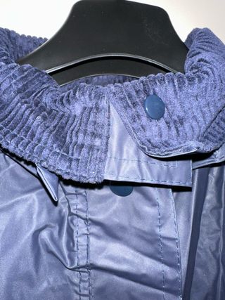 Impermeable Azul marino con capucha y pana