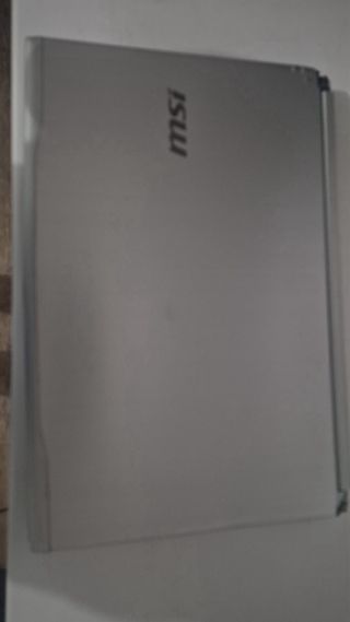 Portátil MSI 17 Negro/Plateado
