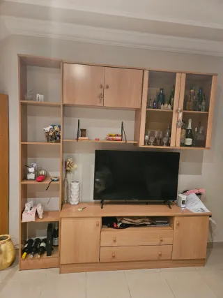 Mueble de salón madera y cristal.dos mesas y silla