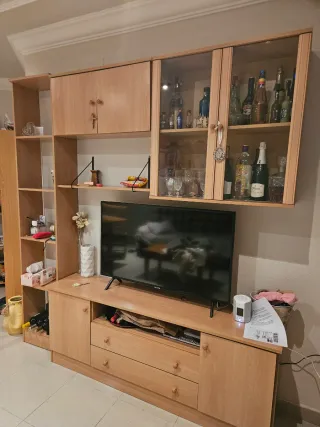 Mueble de salón madera y cristal.dos mesas y silla