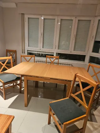 Mueble de salón madera y cristal.dos mesas y silla