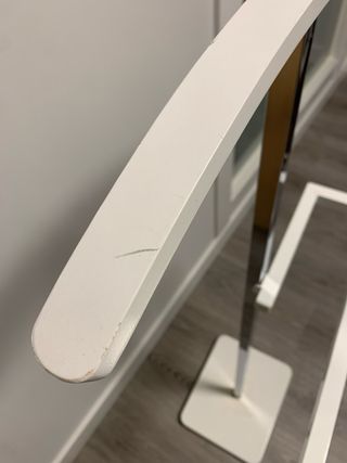 Galán de noche blanco y plateado