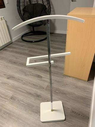 Galán de noche blanco y plateado