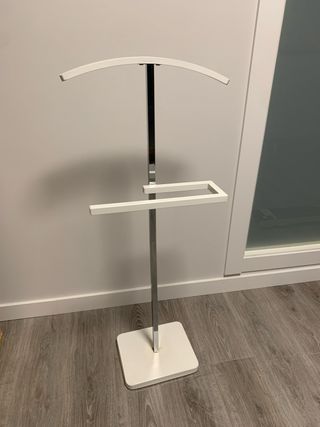 Galán de noche blanco y plateado