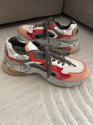 Zapatillas Premiata grises, naranjas y rojas