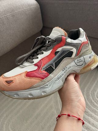 Zapatillas Premiata grises, naranjas y rojas