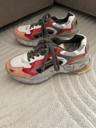 Zapatillas Premiata grises, naranjas y rojas