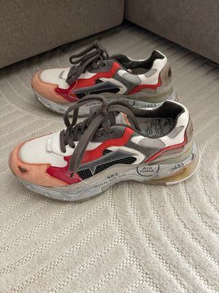 Zapatillas Premiata grises, naranjas y rojas